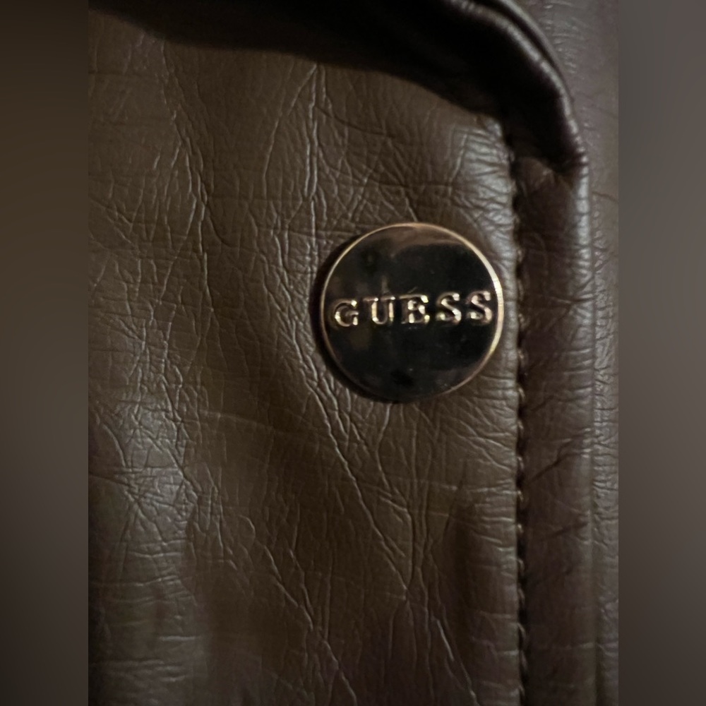 GUESS - Picture 3 of 4